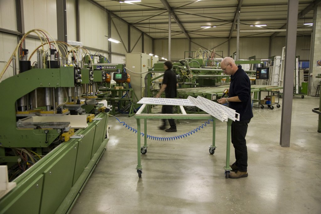 Man werkt in de fabriek.