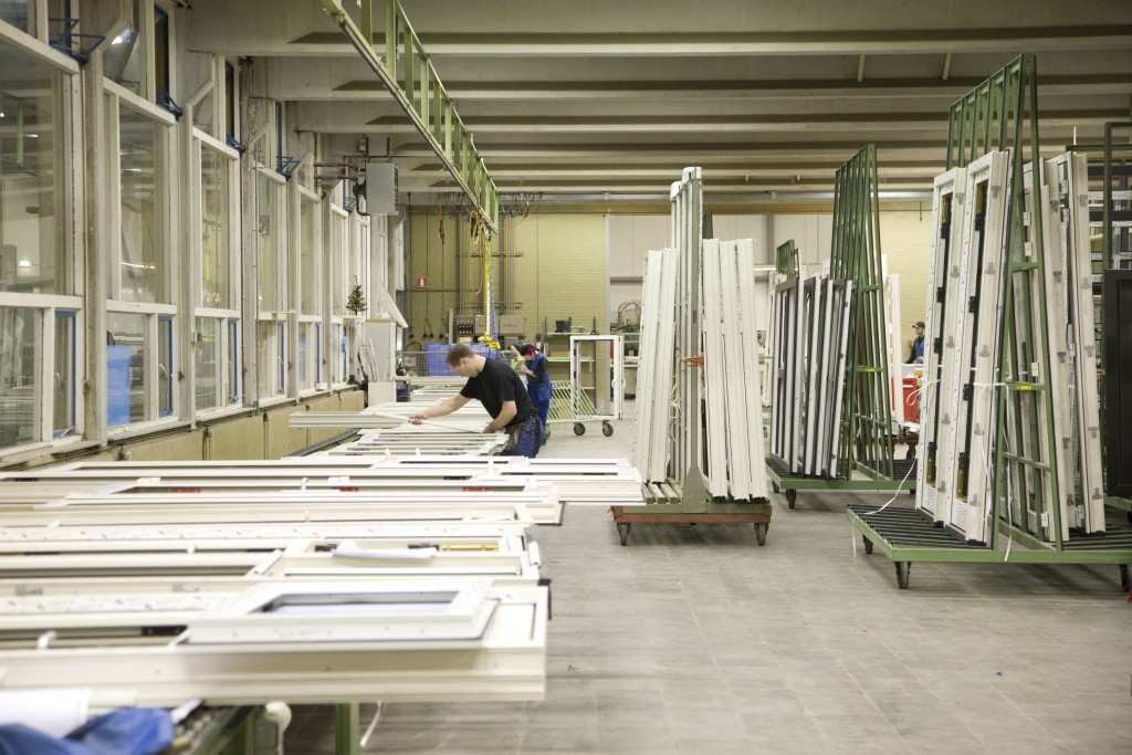 Fabriekshal met kunststof kozijnen.