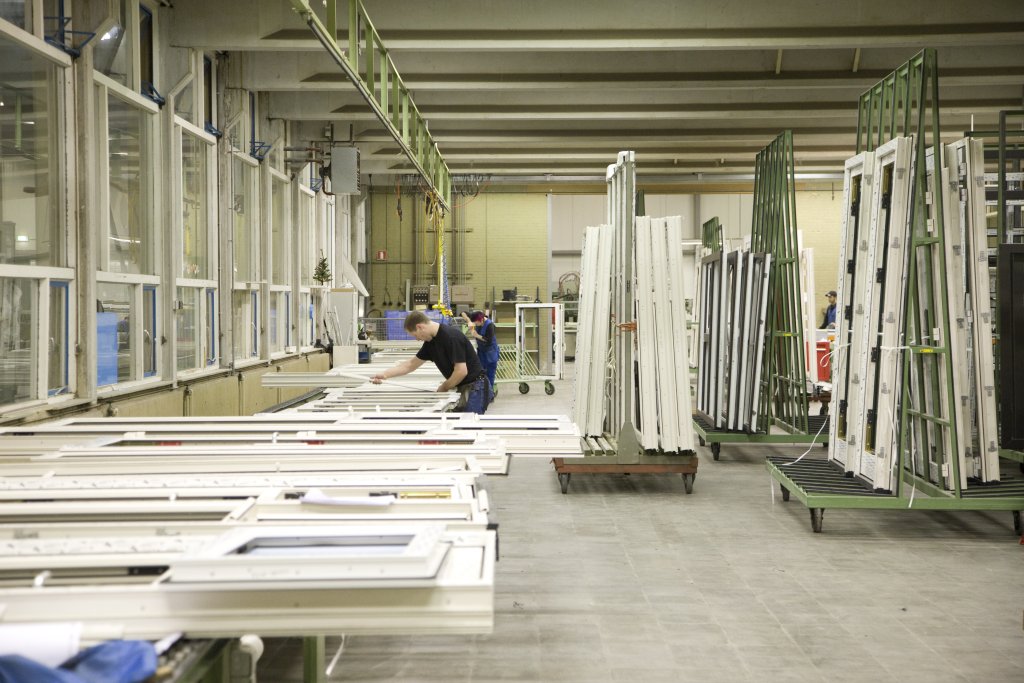 Fabriekshal met kunststof kozijnen.