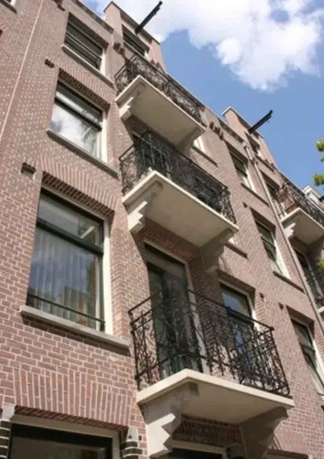 gebouw met kozijn van onderen gefotografeerd.